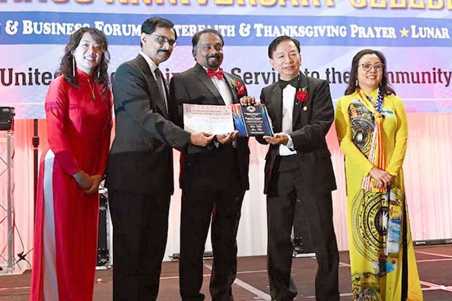 ഗ്ലാഡ്‌സണ്‍ വര്‍ഗീസ് ഏഷ്യന്‍ അമേരിക്കന്‍ ക്വയിലേഷന്‍ അവാര്‍ഡ് സ്വീകരിച്ചു