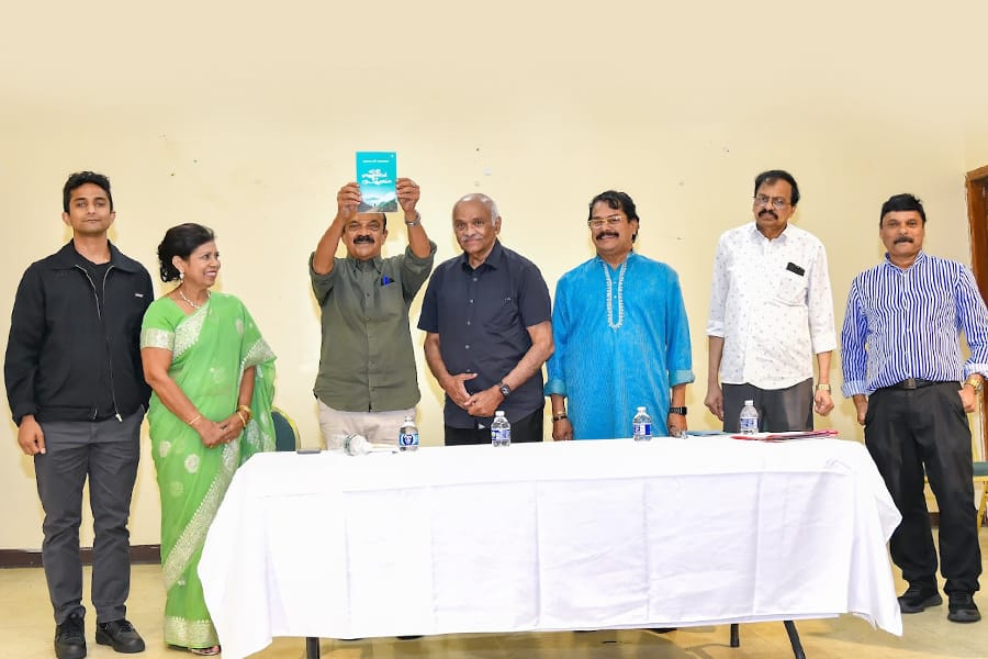 മനോഹർ തോമസിന്റെ ചെറുകഥാ സമാഹാരം 'കിളിമന്ജാരോയിൽ മഴ പെയ്യുമ്പോൾ'   ന്യൂയോർക്കിലെ കേരള സെന്ററിൽ   പ്രശസ്ത സാഹിത്യകാരൻ സക്കറിയ പ്രകാശനം ചെയ്തു