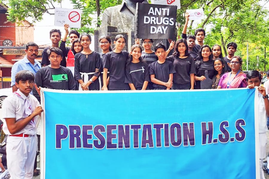 ലഹരിക്കെതിരേ താക്കീതായി കോഴിക്കോട് നഗരത്തില്‍ സ്‌കൂള്‍ വിദ്യാര്‍ഥികളുടെ ഫ്‌ളാഷ് മോബ്