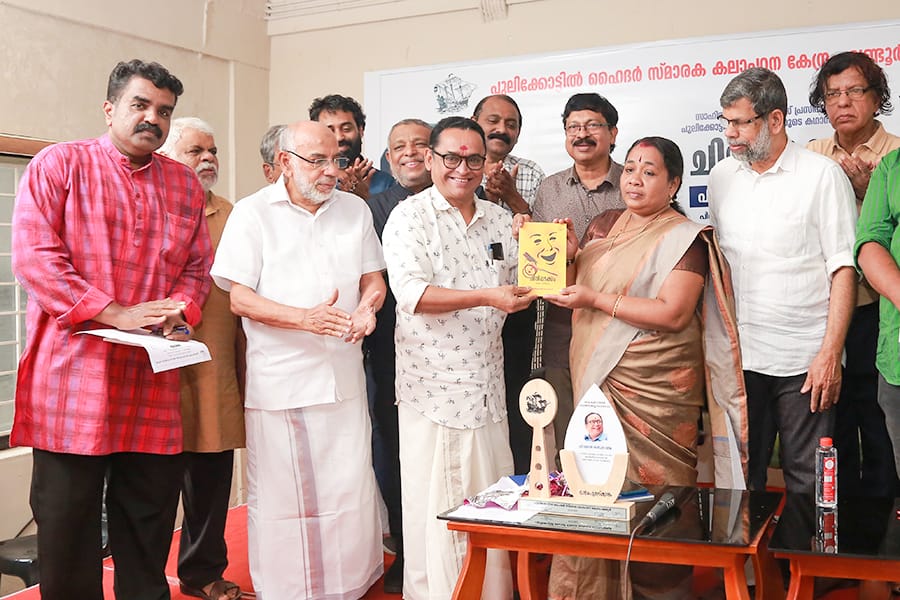 പുലിക്കോട്ടില്‍ ഹൈദരാലിയുടെ കഥാസമാഹാരം ചിരിപടക്കം നിറഞ്ഞ സദസ്സില്‍ മലപ്പുറത്ത് പ്രകാശനം ചെയ്തു