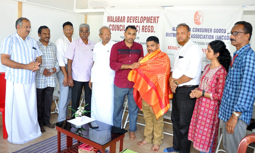 ജനക്ഷേമ പദ്ധതികളുമായി തപാൽ വകുപ്പ്. പോസ്റ്റ്മാനെ ആദരിച്ചു