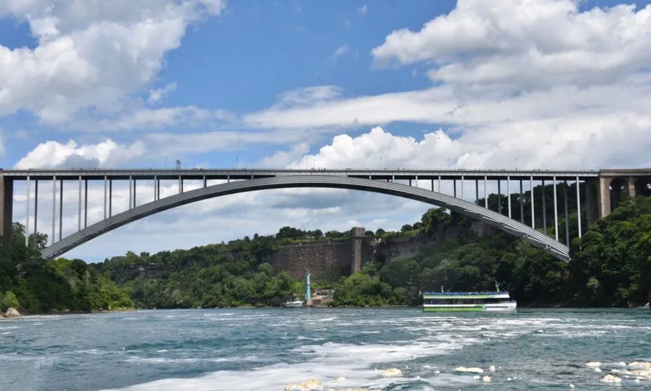 യുഎസിനും കാനഡയ്ക്കും ഇടയിലുള്ള പാലത്തിൽ വാഹനം പൊട്ടിത്തെറിച്ചു