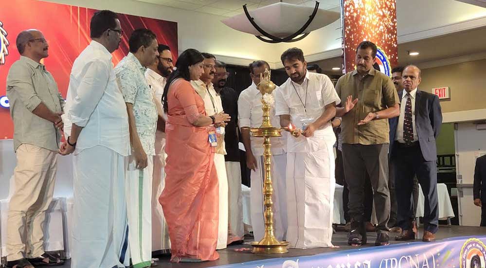 ഇന്ത്യാ പ്രസ് ക്ലബ് സമ്മേളനത്തിന് ഉജ്വല തുടക്കം; ചാണ്ടി ഉമ്മൻ നിലവിളക്കു കൊളുത്തി