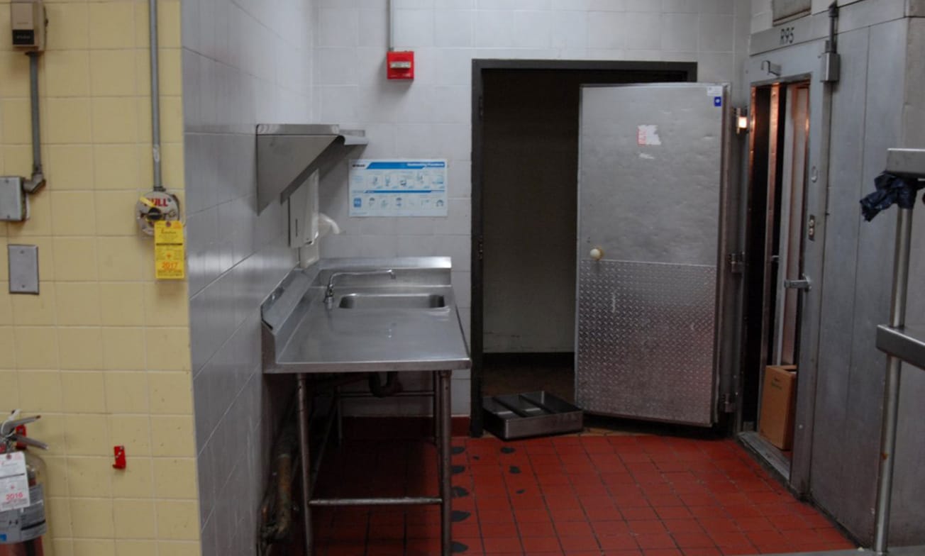 ഇല്ലിനോയി ഹോട്ടലിലെ ഫ്രീസറിൽ മരിച്ച കെന്നേക്ക ജെങ്കിൻസിന്റെ കുടുംബത്തിന് 10 മില്യൺ ഡോളർ നഷ്ടപരിഹാരം