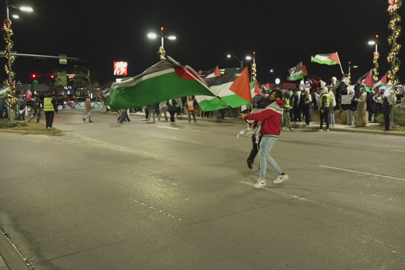 ഡാളസ് ലവ് ഫീൽഡിൽ ജോ ബൈഡന്റെ വാഹനം തടഞ്ഞ ഫലസ്തീൻ അനുകൂല പ്രകടനക്കാരിൽ 13 പേർ അറസ്റ്റിൽ