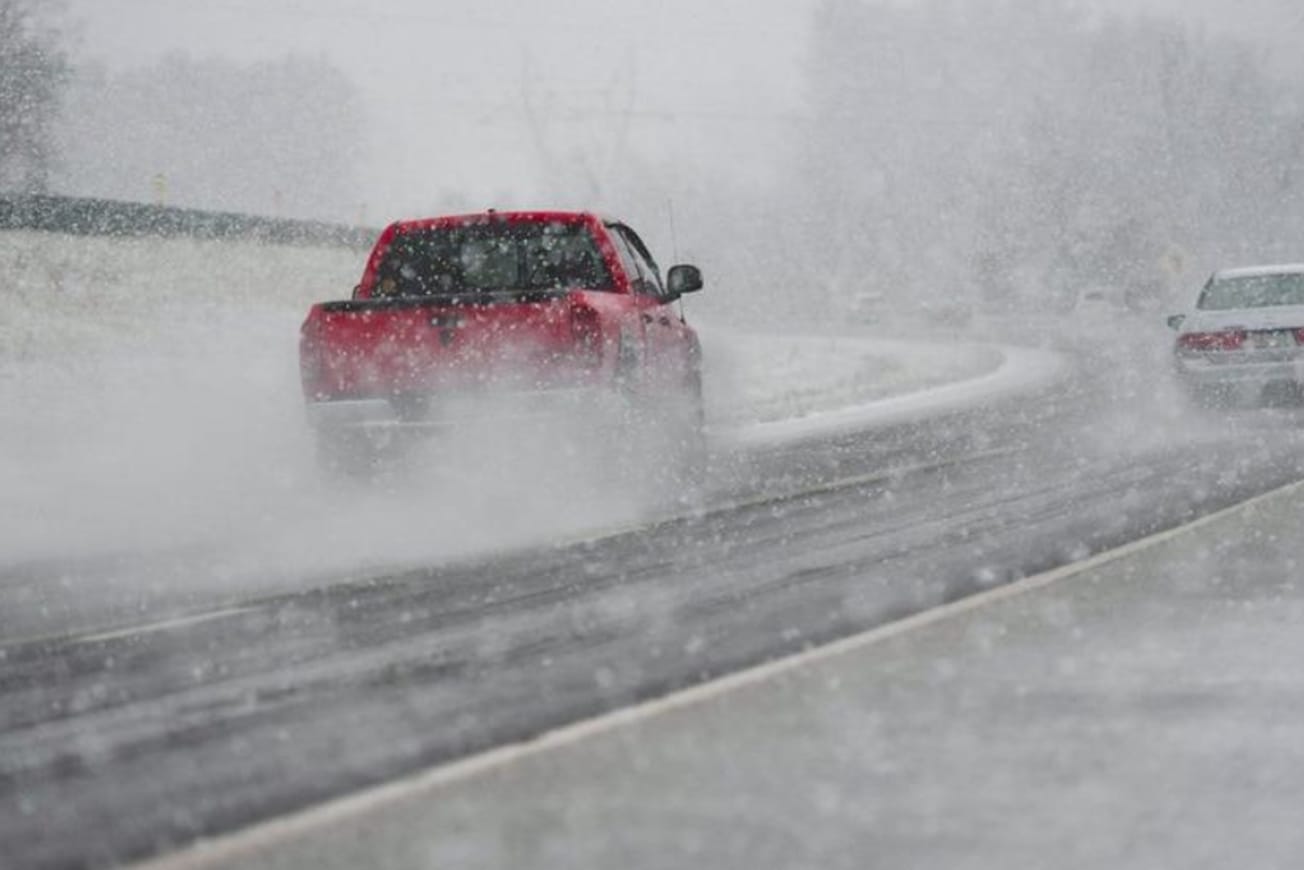 ഹൈവേ അപകടത്തെ തുടർന്ന് വാനിൽ നിന്ന് ഇറങ്ങിയ അഞ്ച് സ്ത്രീകൾ ട്രക്ക് ഇടിച്ച് മരിച്ചു