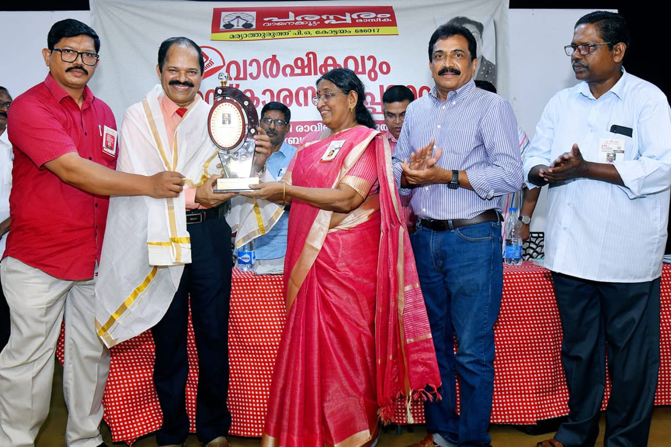 അമേരിക്കൻ പ്രവാസി ജോസഫ് ചാണ്ടിയുടെ ഇന്ത്യൻ ജീവകാരുണ്യ ട്രസ്റ്റിന്റെ പ്രഥമ മദർതെരേസാ ജീവകാരുണ്യ സേവാ പുരസ്‌കാരം ഡോ: കേണൽ കാവുമ്പായി ജനാർദ്ദനനു