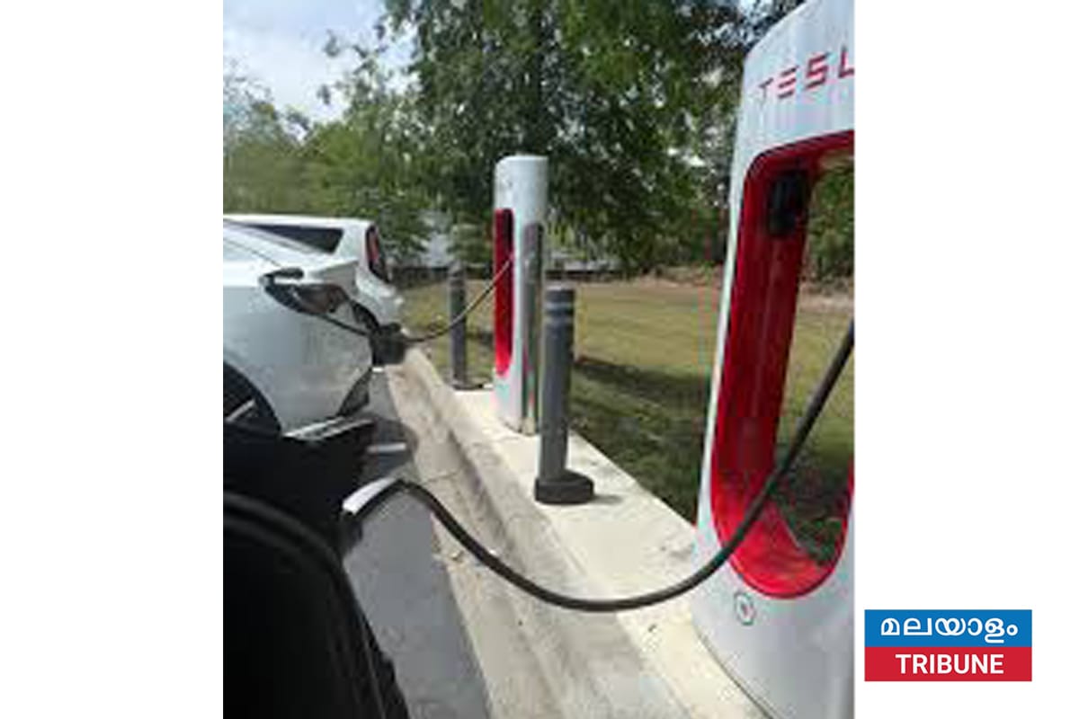 ടെസ്‌ല ചാർജിംഗ് യൂണിറ്റിൽ നിന്ന് വൻ തീപിടുത്തം