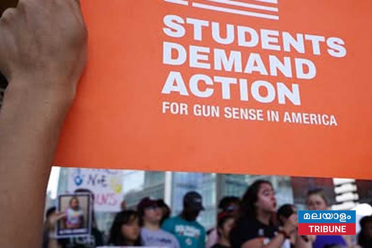 വിർജീനിയ വിദ്യാർത്ഥികൾ തോക്ക് അക്രമത്തിനെതിരെ പ്രതിഷേധിച്ച് ക്ലാസ്സിൽ നിന്ന് ഇറങ്ങിപ്പോയി.