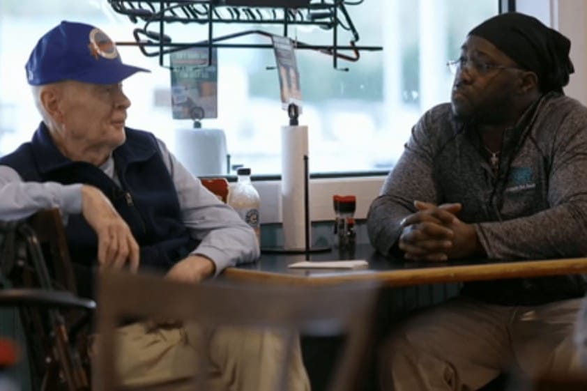 ഹൃദയസ്‌പർശിയായ സൗഹൃദം: 10 വർഷം ഒരേ ഹോട്ടലിൽ ഭക്ഷണം കഴിച്ച കസ്റ്റമർ വരാതായപ്പോൾ അന്വേഷിച്ചിറങ്ങി ഷെഫ്